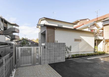 名古屋市南区の注文住宅の玄関と建物外観デザイン