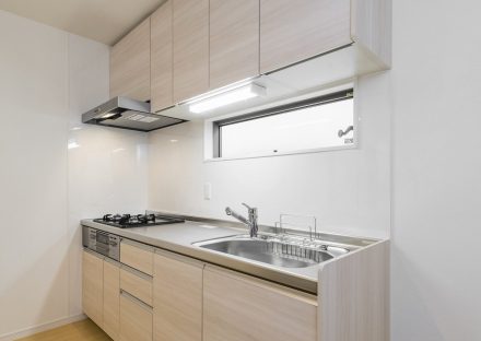 名古屋市南区の注文住宅の窓があり明るいシステムキッチン