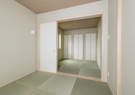 名古屋市南区の注文住宅の2間続きのヘリなし畳のモダンな和室の写真