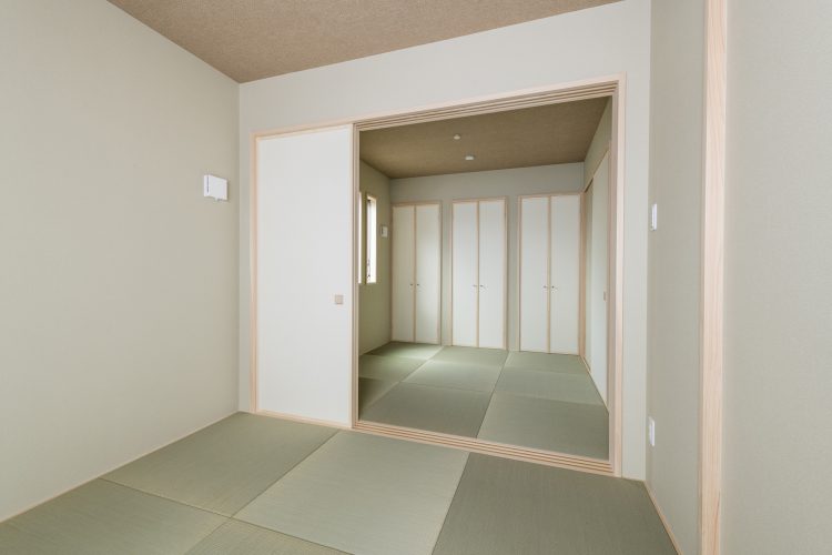 名古屋市南区の注文住宅の2間続きのヘリなし畳のモダンな和室の写真