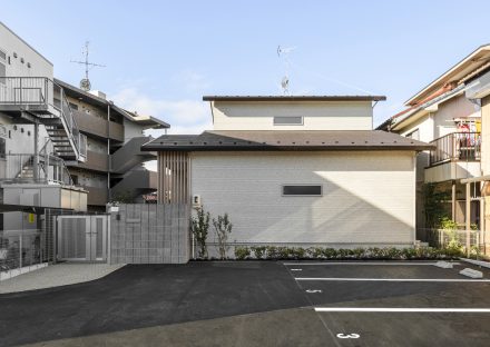 名古屋市南区の駐車場の奥にある注文住宅の外観デザイン