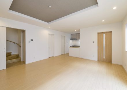 名古屋市南区の注文住宅の折り上げ天井のある広々としたリビングダイニング