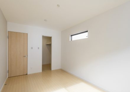 名古屋市南区の注文住宅のウォークインクローゼット付きの洋室