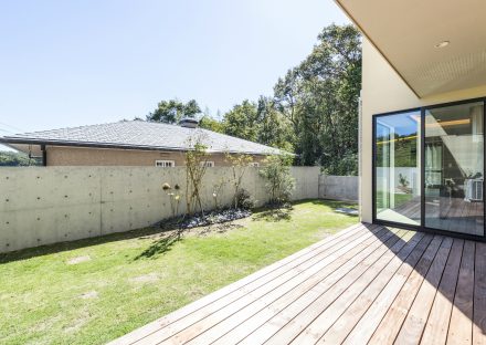 愛知県日進市の注文住宅の芝生の庭に面したウッドデッキテラス･ガーデン