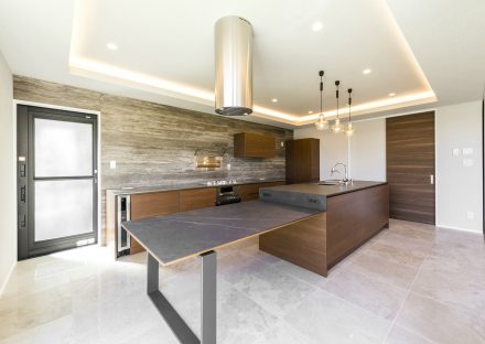 愛知県日進市の注文住宅のおしゃれなライトの付いたアイランドキッチン