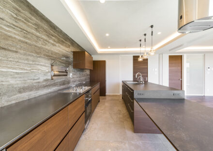 愛知県日進市の注文住宅の調理場所が広く収納も多いスタイリッシュなデザインのキッチン