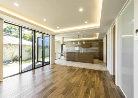 愛知県日進市の注文住宅のテラスに面した開放感のある折り上げ天井のLDK