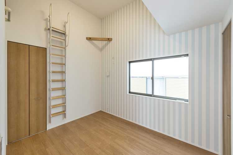 名古屋市北区の注文住宅のロフトに上る梯子の付いた洋室の写真