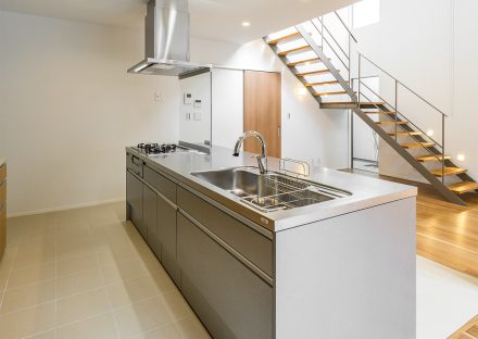 名古屋市北区の注文住宅の高級感のある高級感のあるスタイリッシュなアイランドキッチン