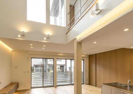 名古屋市北区の注文住宅の吹き抜けがあり明るいリビングダイニングの写真