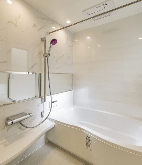 名古屋市北区の注文住宅の高級感のあるひろびろとした白色バスルームの新築写真