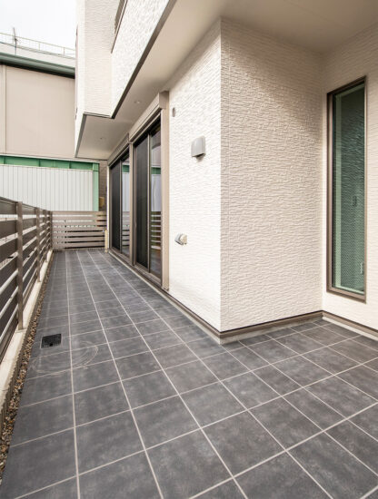 名古屋市北区の注文住宅のモダンなデザインの玄関アプローチ