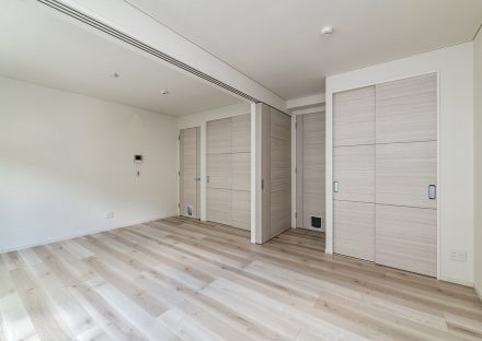 名古屋市昭和区の注文住宅の仕切りの付いたナチュラルカラーの洋室の新築写真