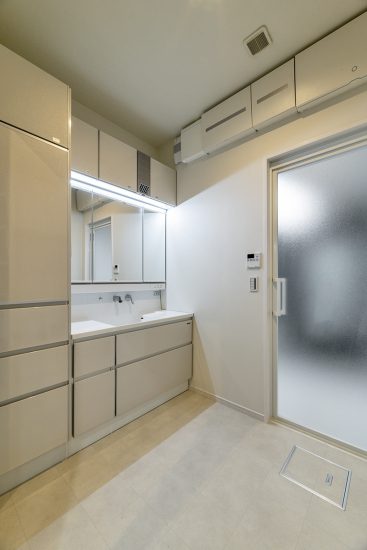 名古屋市昭和区の注文住宅の収納の多い洗面室の新築写真