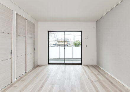 名古屋市昭和区の注文住宅のナチュラルトーンで統一された洋室