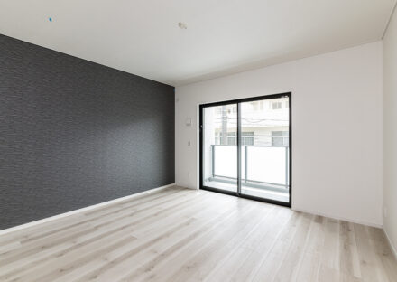 名古屋市昭和区の注文住宅のダークな壁紙がおしゃれな洋室