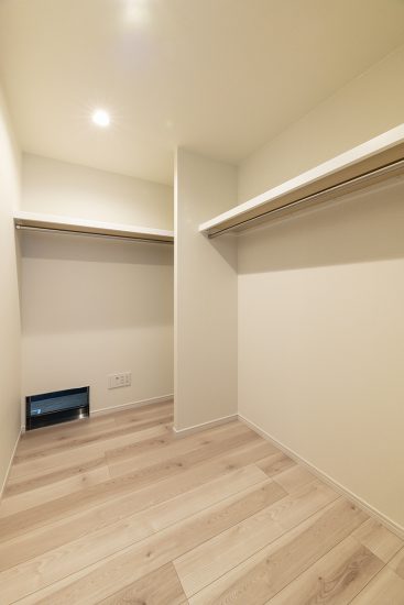 名古屋市昭和区の注文住宅のハンガーパイプの付いたウォークインクローゼットの新築写真