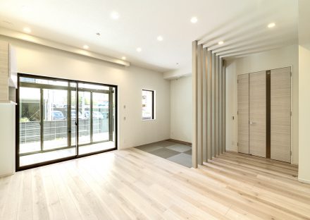 名古屋市昭和区の注文住宅の格子壁の付いた畳コーナーのあるリビングダイニング