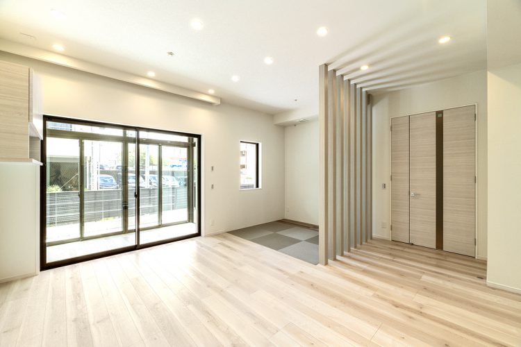 名古屋市昭和区の注文住宅の格子壁の付いた畳コーナーのあるリビングダイニング