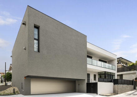 名古屋市昭和区の注文住宅のシンプルな外観デザインのおしゃれなガレージハウス新築写真