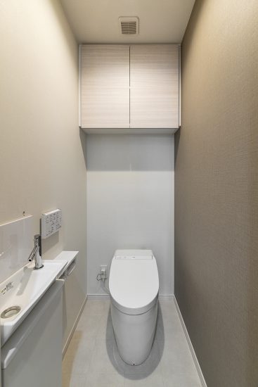 名古屋市昭和区の注文住宅のスタイリッシュなデザインのトイレの新築写真