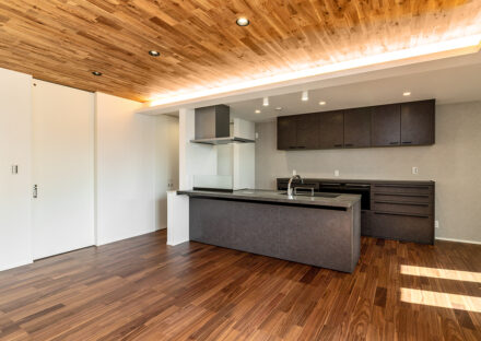 名古屋市天白区のガレージハウス注文住宅の天井の木目模様がおしゃれなLDK