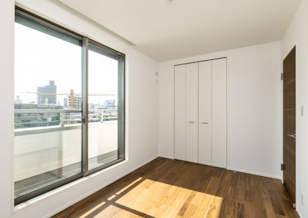 名古屋市天白区のガレージハウス注文住宅のベランダのついた洋室