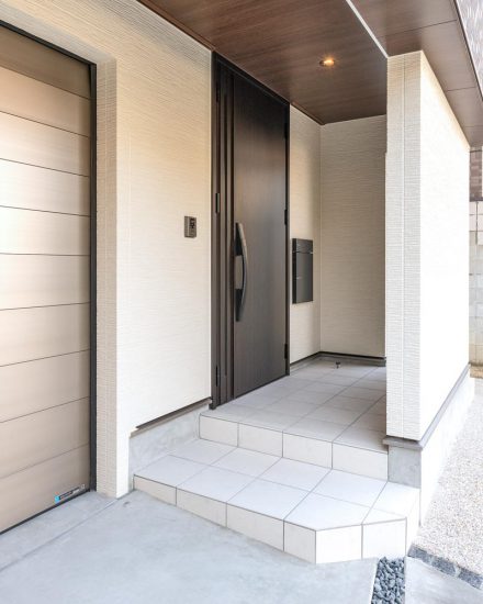 名古屋市天白区のガレージハウス注文住宅のモダンなすっきりデザインとした玄関