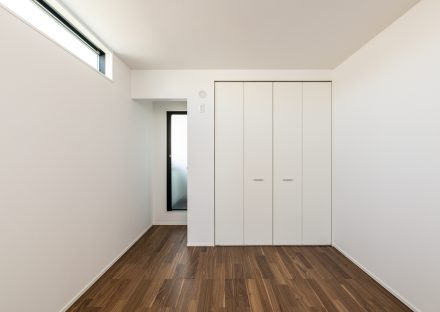名古屋市天白区のガレージハウス注文住宅のクローゼットの付いた横長の窓のある洋室