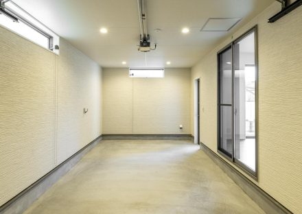 名古屋市天白区のガレージハウス注文住宅の横長の窓がついたインナーガレージ内部