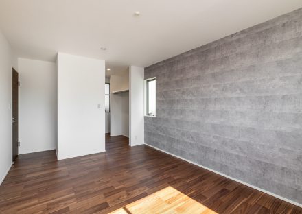 名古屋市天白区のガレージハウス注文住宅のウォークインクローゼットのついたおしゃれなアクセントクロスの洋室