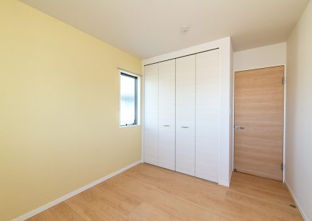 名古屋市名東区のシンプルなデザインの注文住宅のクローゼットの付いた２階洋室