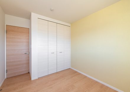 名古屋市名東区のシンプルなデザインの注文住宅の温かみのある色合いの洋室