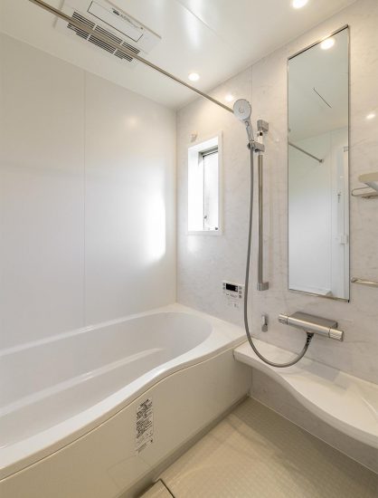 名古屋市名東区のシンプルなデザインの注文住宅の白で統一されたゆったりとしたバスルーム