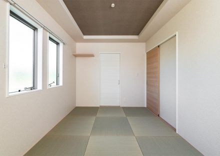 名古屋市名東区のシンプルなデザインの注文住宅の折り上げ天井のヘリなし畳の和室
