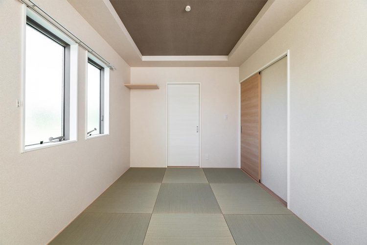 名古屋市名東区のシンプルなデザインの注文住宅の折り上げ天井のヘリなし畳の和室