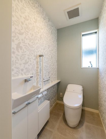 名古屋市名東区のシンプルなデザインの注文住宅のおしゃれな壁紙の手洗い付きトイレ