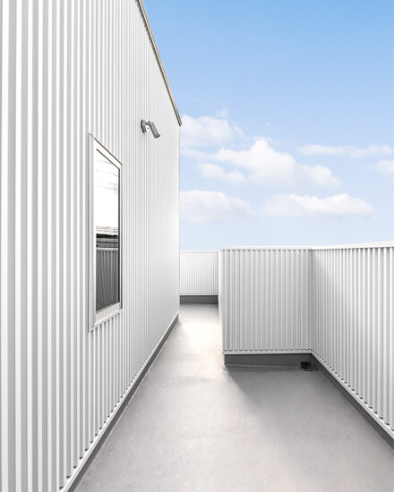 愛知県知多郡阿久比町のモダンなデザインの注文住宅の壁と同じ素材の手すりの付いたバルコニー