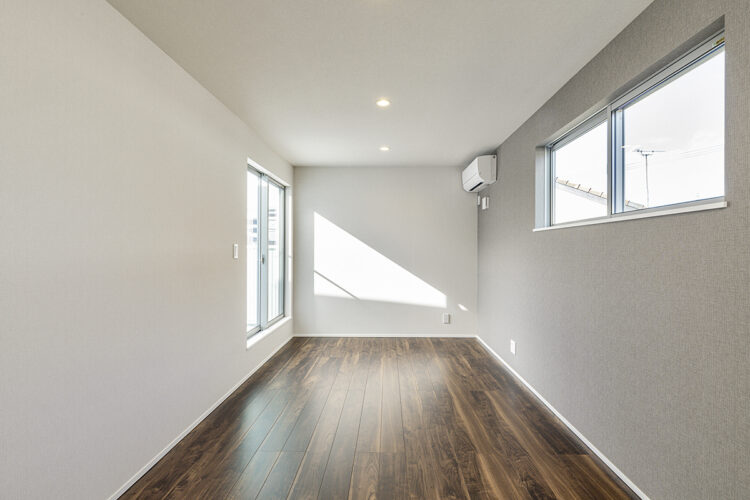 愛知県知多郡阿久比町のモダンなデザインの注文住宅の高いところに窓があり明るい洋室