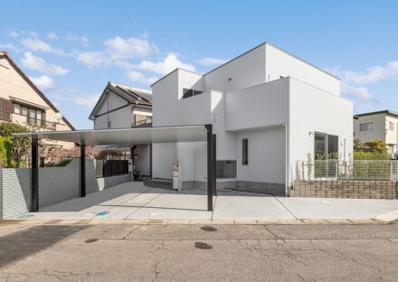 愛知県知多郡阿久比町のモダンなデザインの注文住宅のフラットな屋根のおしゃれなカーポート