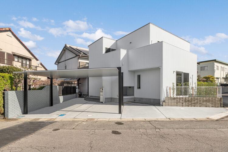 愛知県知多郡阿久比町のモダンなデザインの注文住宅のフラットな屋根のおしゃれなカーポート