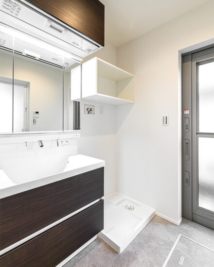 愛知県知多郡阿久比町のモダンなデザインの注文住宅の洗濯機の上にも棚の付いたおしゃれな洗面室