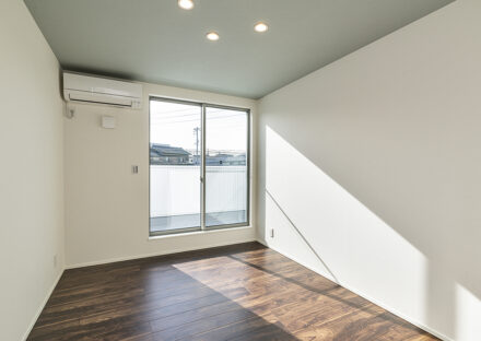 愛知県知多郡阿久比町のモダンなデザインの注文住宅のバルコニーに繋がる明るい洋室