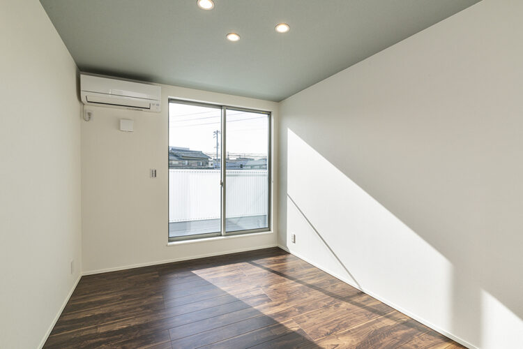 愛知県知多郡阿久比町のモダンなデザインの注文住宅のバルコニーに繋がる明るい洋室