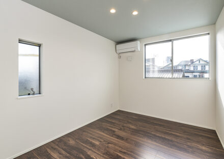 愛知県知多郡阿久比町のモダンなデザインの注文住宅の2か所に窓が付いた洋室