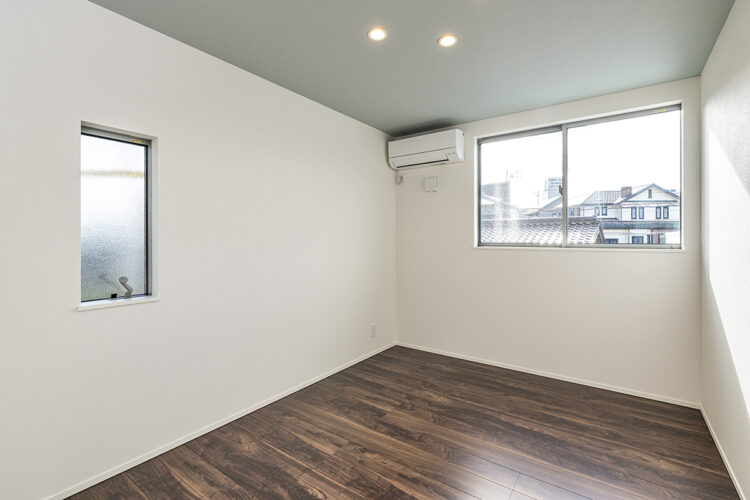 愛知県知多郡阿久比町のモダンなデザインの注文住宅の2か所に窓が付いた洋室