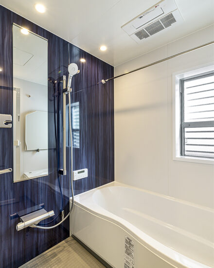 愛知県知多郡阿久比町のモダンなデザインの注文住宅のモダンなアクセントカラーがおしゃれなバスルーム