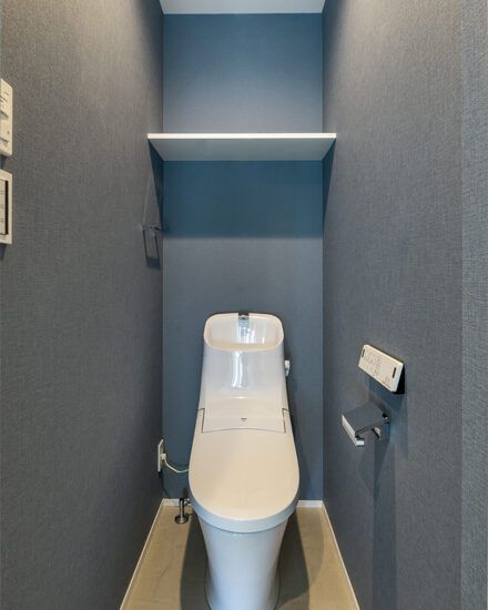 愛知県知多郡阿久比町のモダンなデザインの注文住宅のブルーで統一された壁のモダンでおしゃれなデザインのトイレ