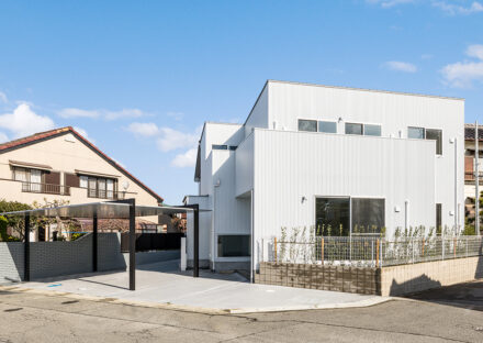 愛知県知多郡阿久比町の直線的なモダンな外観デザインの注文住宅