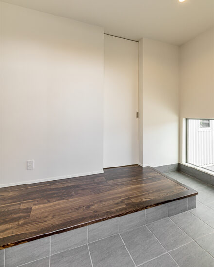 愛知県知多郡阿久比町のモダンなデザインの注文住宅の地窓のあるシンプルなデザインの玄関ホール